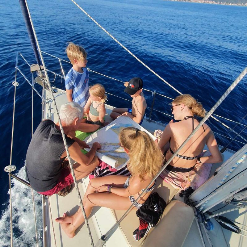 Kinderen varen naar de Kornati