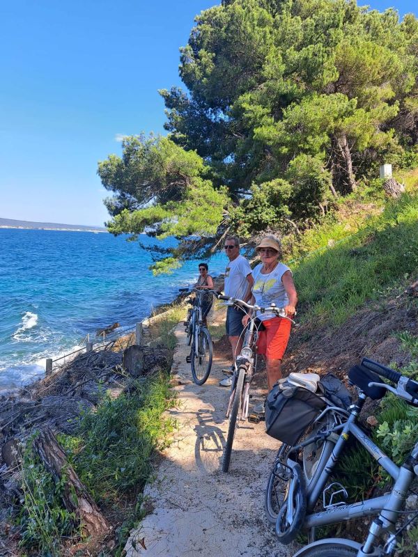 fietsen langs de zee op eiland Ugljan
