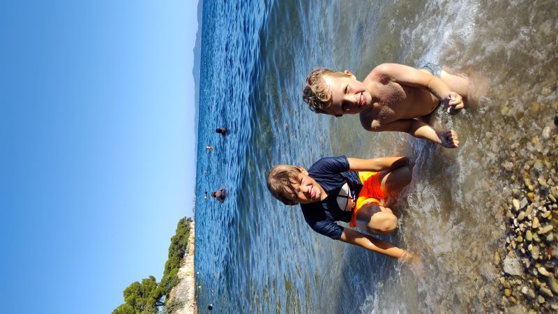 Kinderen aan zee in Zadar